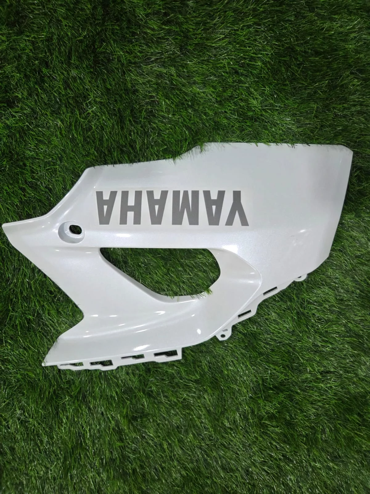 YAMAHA R15 V4 WHITE UNDERBELLY RIGHT-https://i-media.vyaparify.com/vcards/products/314729/product_1780394070_6a1ea85656a89.webp Image
