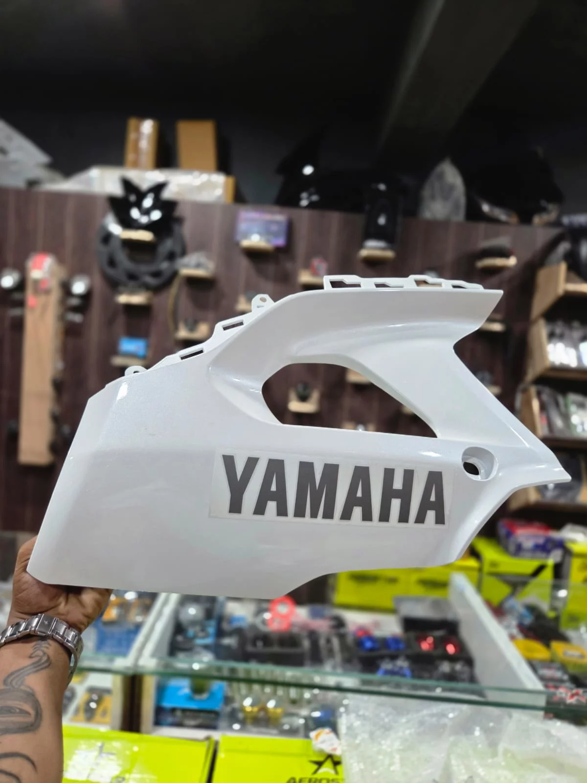 YAMAHA R15 V4 WHITE UNDERBELLY RIGHT-https://i-media.vyaparify.com/vcards/products/314730/product_1780394070_6a1ea856cc324.webp Image