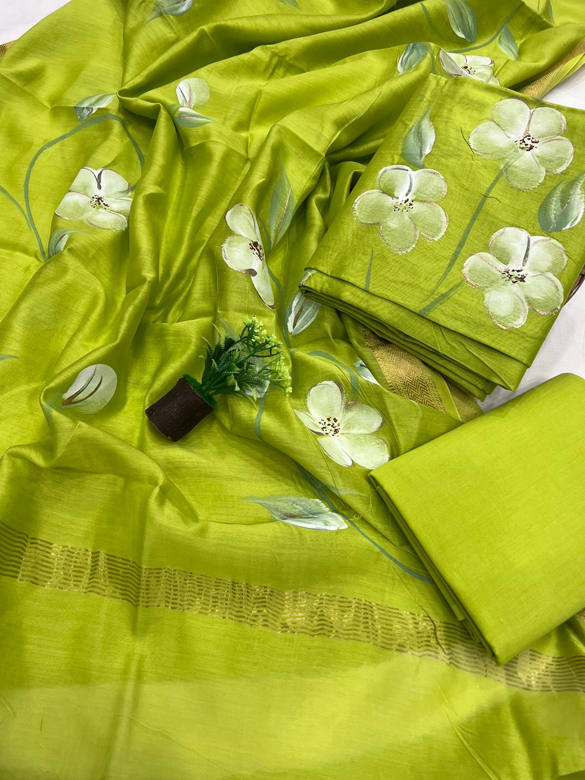 Maheswari Silk Suits-https://i-media.vyaparify.com/vcards/products/31503/Maheswari-Silk-Suits.jpg Image