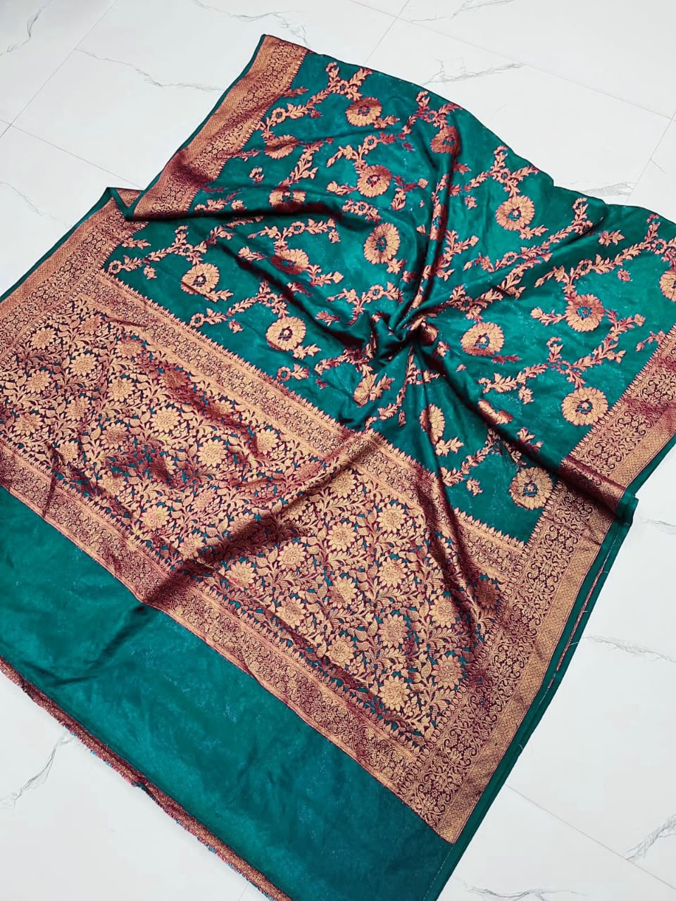 Exclusive Handwoven Dhakai Jamdani Saree Collection-https://i-media.vyaparify.com/vcards/products/31800/WhatsApp-Image-2024-03-10-at-23.31.48.jpeg Image