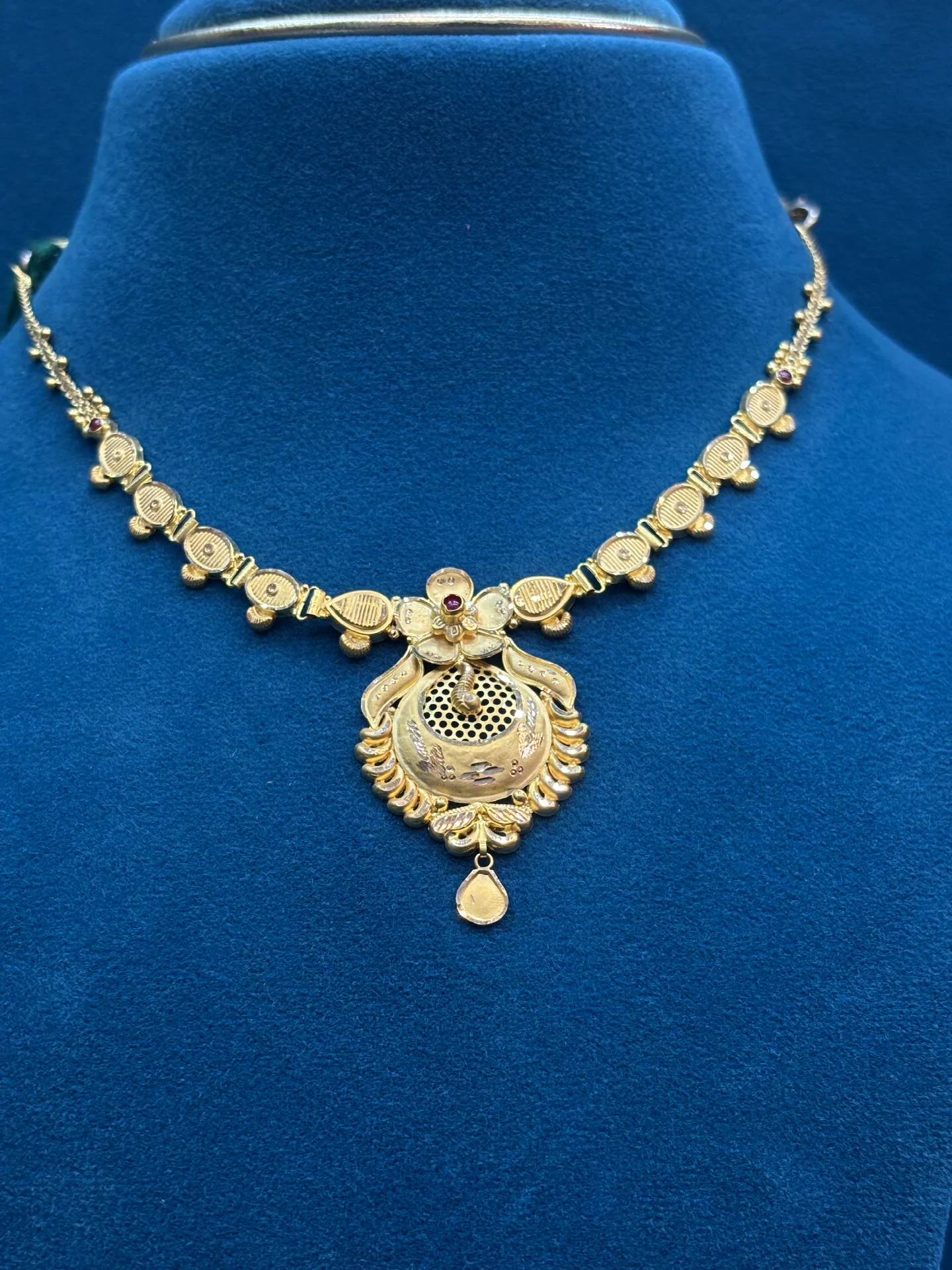 Beautiful Flower Centered Necklace Amrutha Jewellers 23-11-7, Nageswara Rao Pantulu Rd, Satyaranayana Puram, Vijayawada, Andhra Pradesh 520011, India