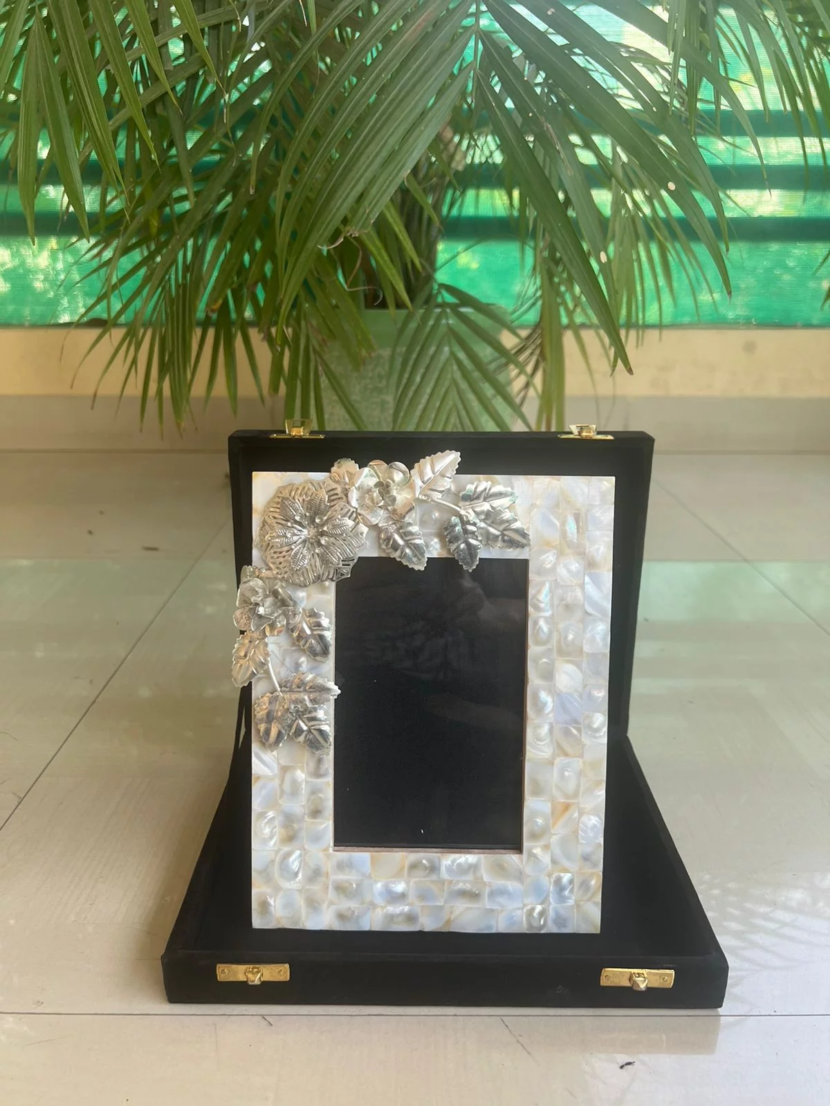 Mother of pearl photo frame with germansilver broach motif