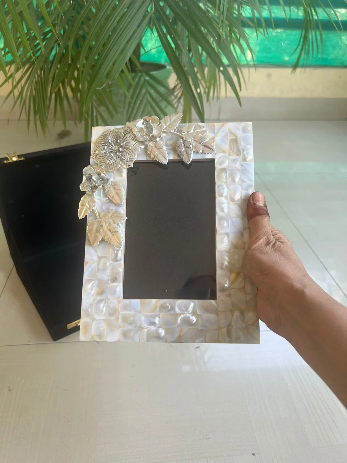 Mother of pearl photo frame with germansilver broach motif