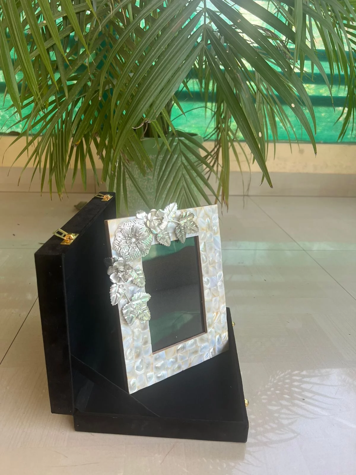 Mother of pearl photo frame with germansilver broach motif