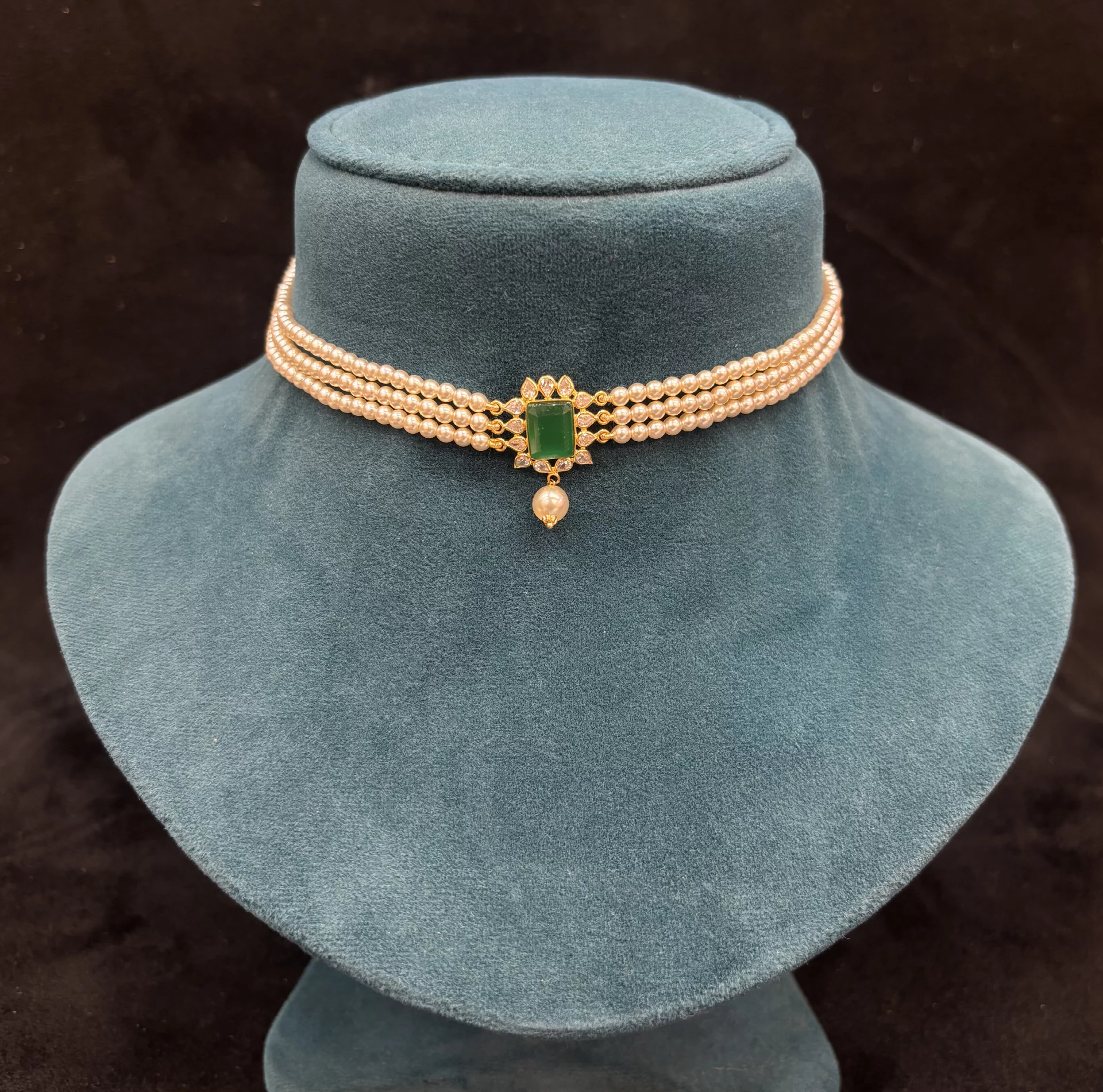 Green Stone Pearls Choker Amrutha Jewellers 23-11-7, Nageswara Rao Pantulu Rd, Satyaranayana Puram, Vijayawada, Andhra Pradesh 520011, India
