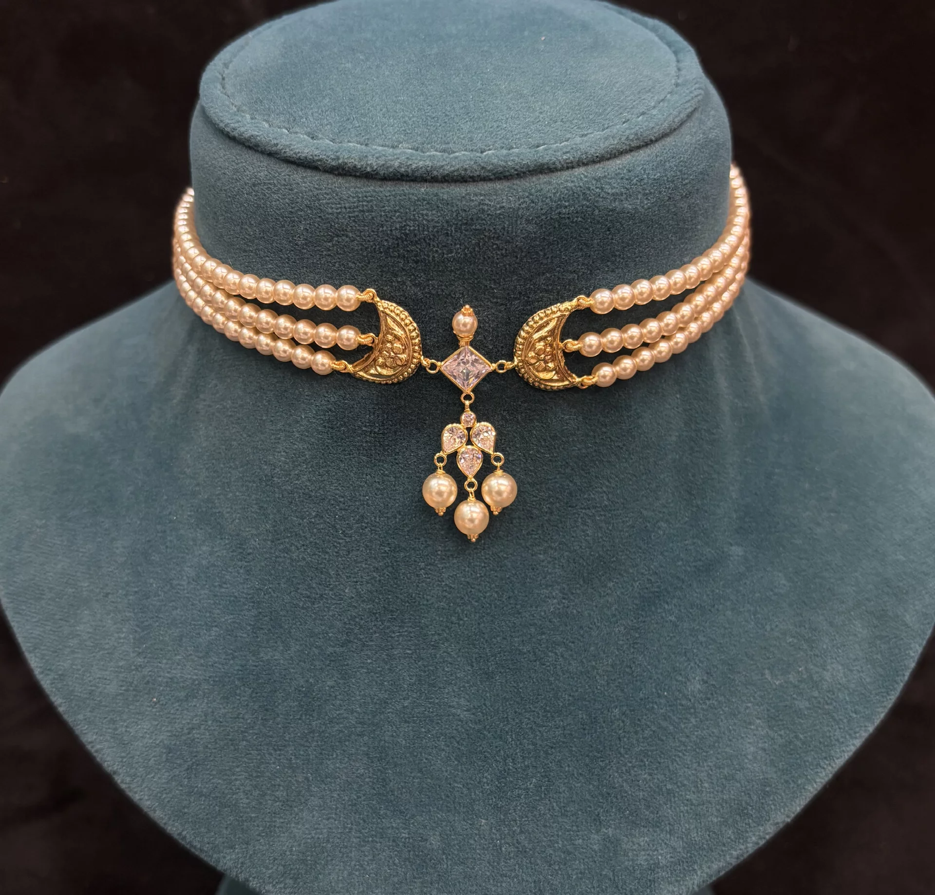 Half Moon Pearls Choker Amrutha Jewellers 23-11-7, Nageswara Rao Pantulu Rd, Satyaranayana Puram, Vijayawada, Andhra Pradesh 520011, India