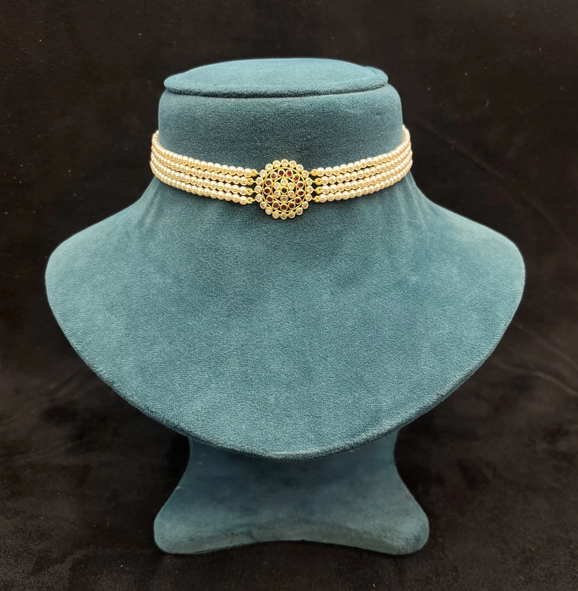 Round Pearls Choker Amrutha Jewellers 23-11-7, Nageswara Rao Pantulu Rd, Satyaranayana Puram, Vijayawada, Andhra Pradesh 520011, India