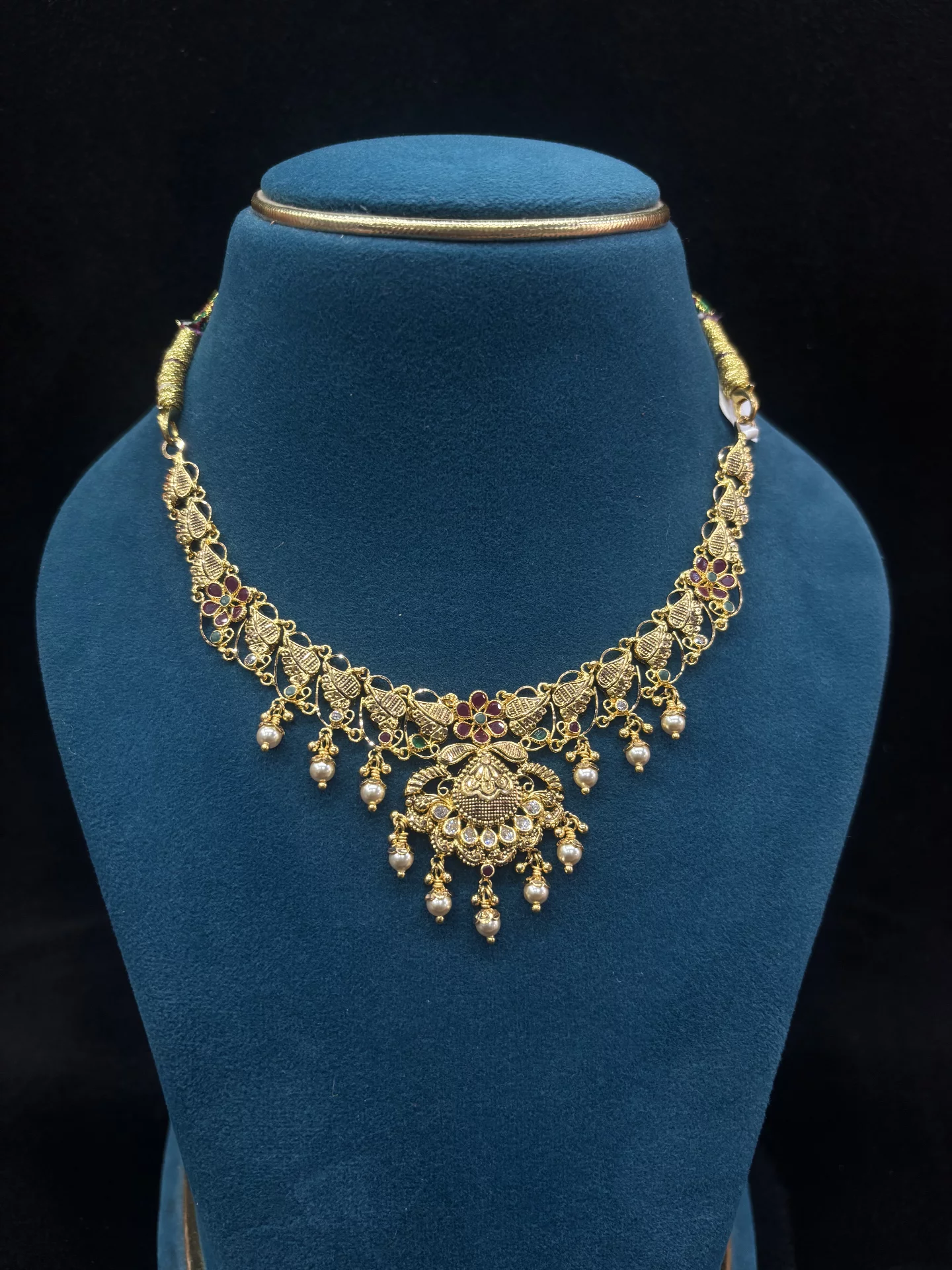 Stone Necklace Amrutha Jewellers 23-11-7, Nageswara Rao Pantulu Rd, Satyaranayana Puram, Vijayawada, Andhra Pradesh 520011, India