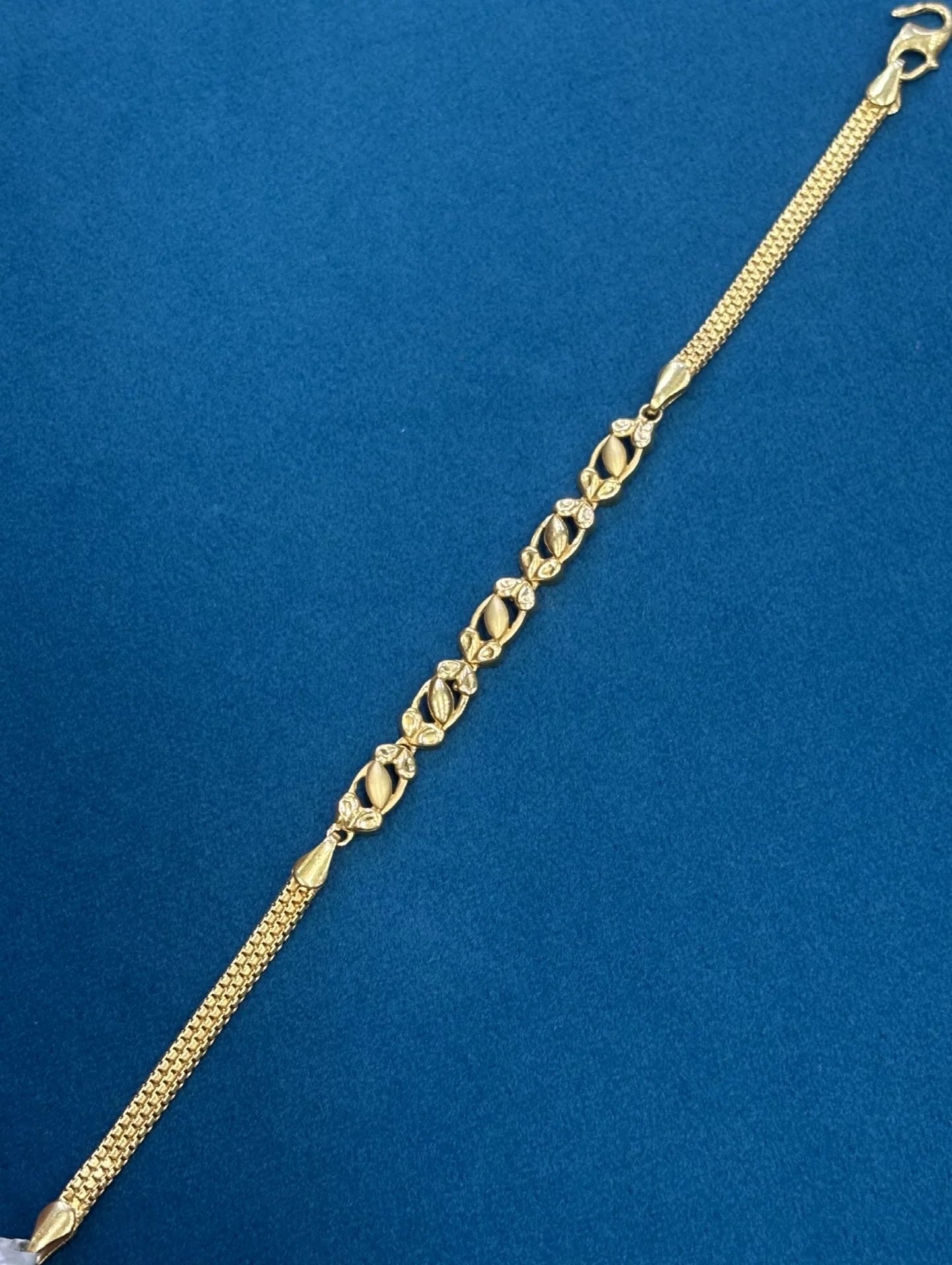 Ladies Bracelet Amrutha Jewellers 23-11-7, Nageswara Rao Pantulu Rd, Satyaranayana Puram, Vijayawada, Andhra Pradesh 520011, India