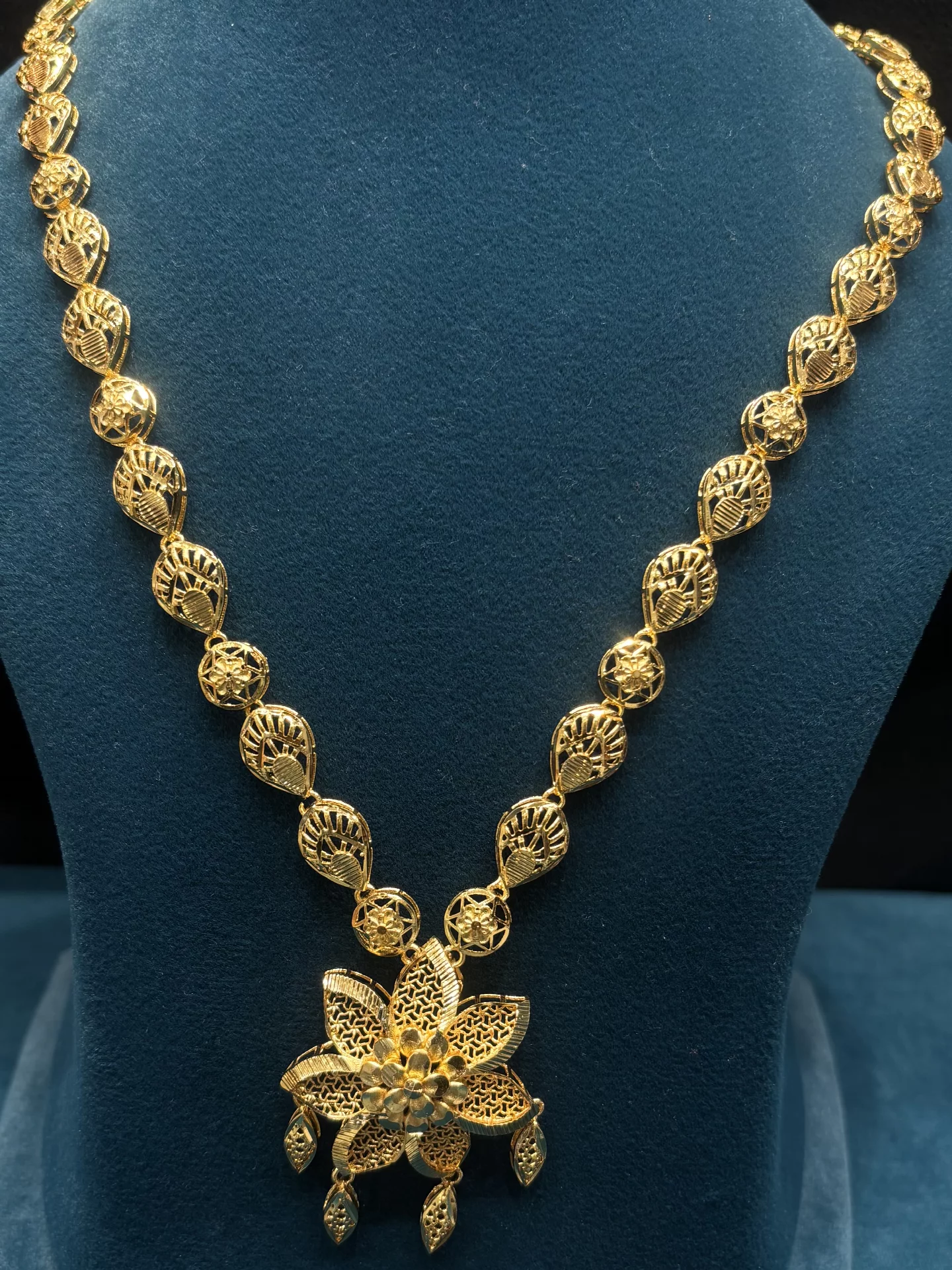 Gold Flower Haram Amrutha Jewellers 23-11-7, Nageswara Rao Pantulu Rd, Satyaranayana Puram, Vijayawada, Andhra Pradesh 520011, India