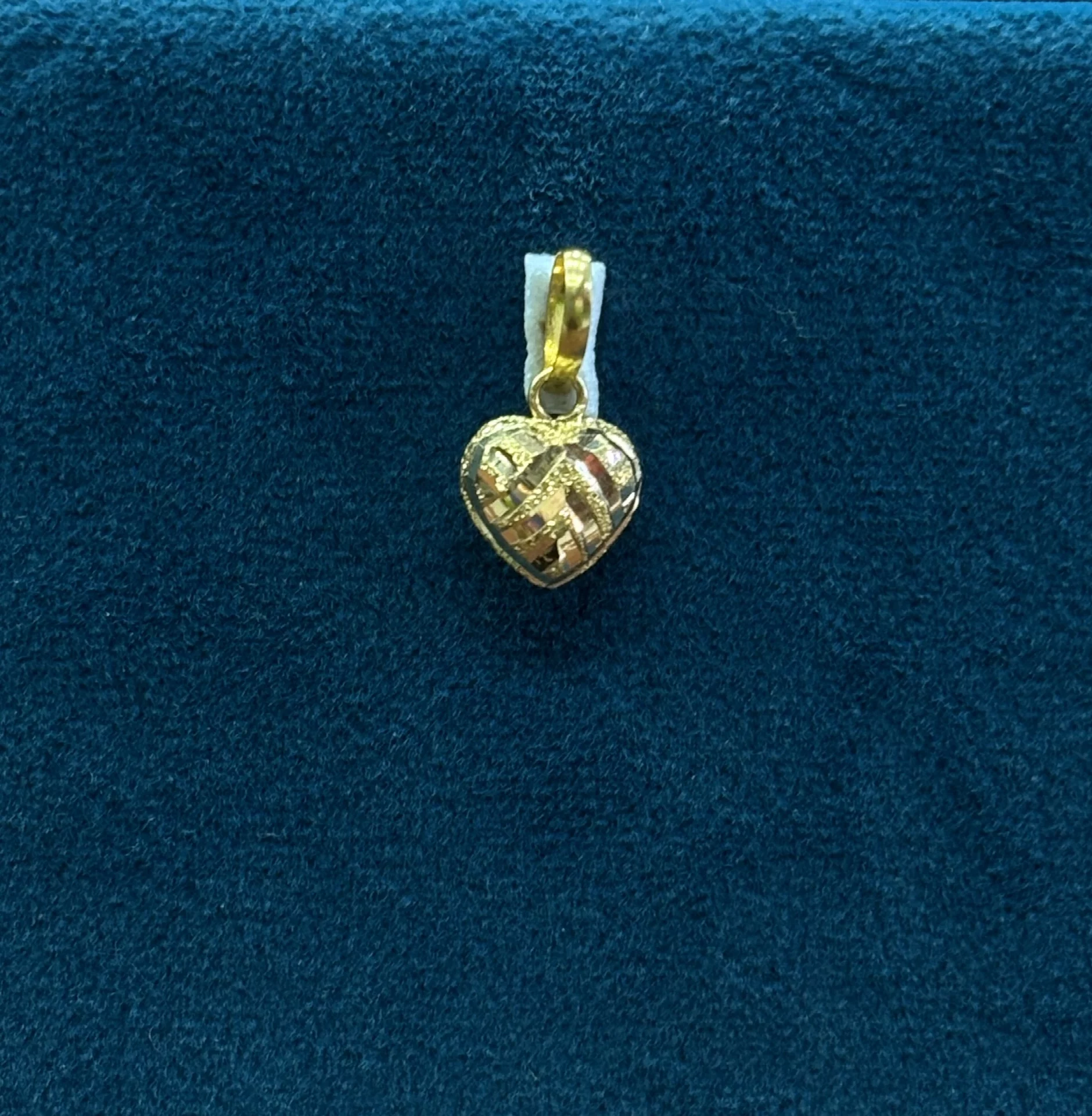 Gold Plain Heart Locket Amrutha Jewellers 23-11-7, Nageswara Rao Pantulu Rd, Satyaranayana Puram, Vijayawada, Andhra Pradesh 520011, India