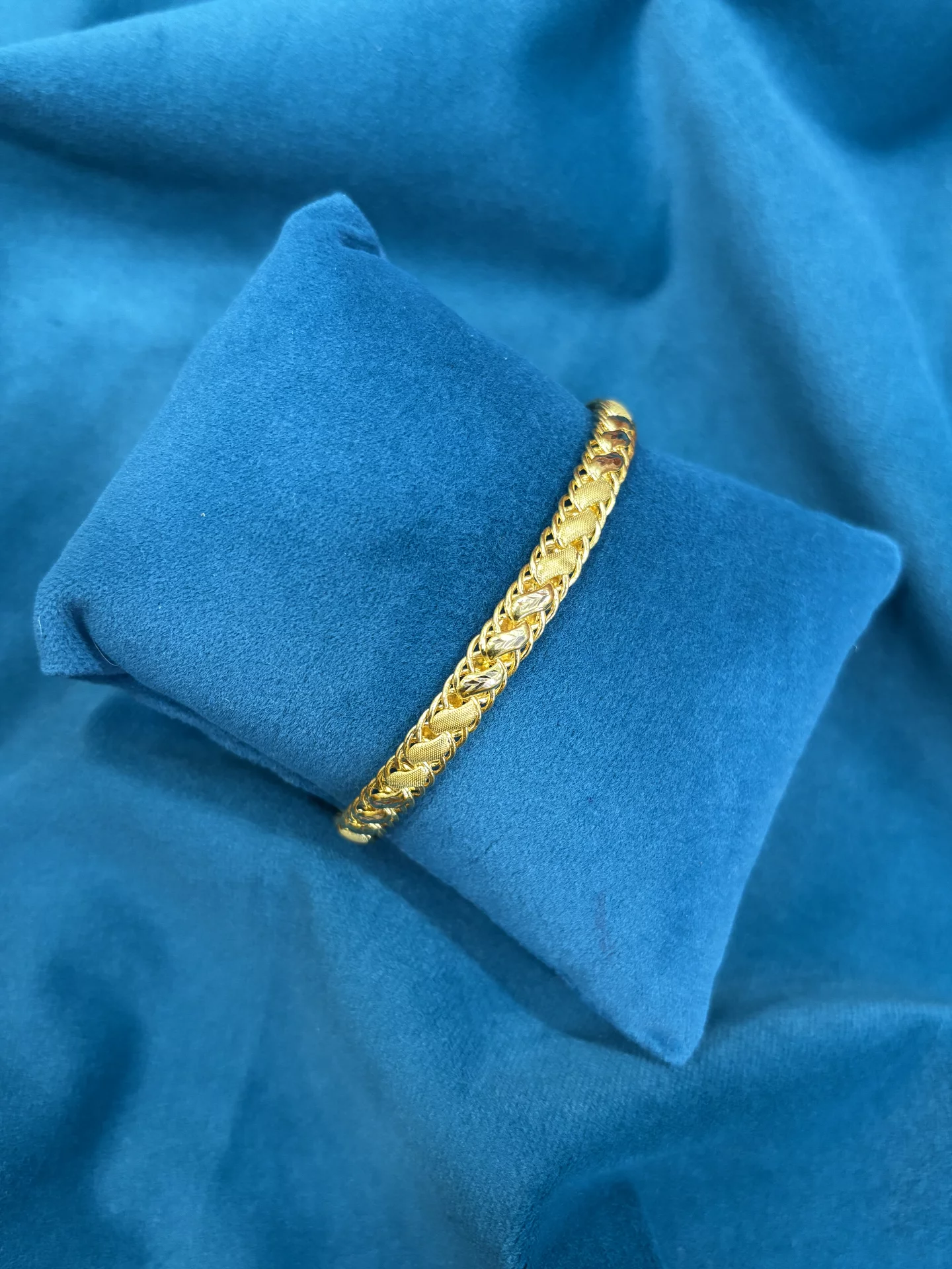 Gold Gents Bracelets Amrutha Jewellers 23-11-7, Nageswara Rao Pantulu Rd, Satyaranayana Puram, Vijayawada, Andhra Pradesh 520011, India