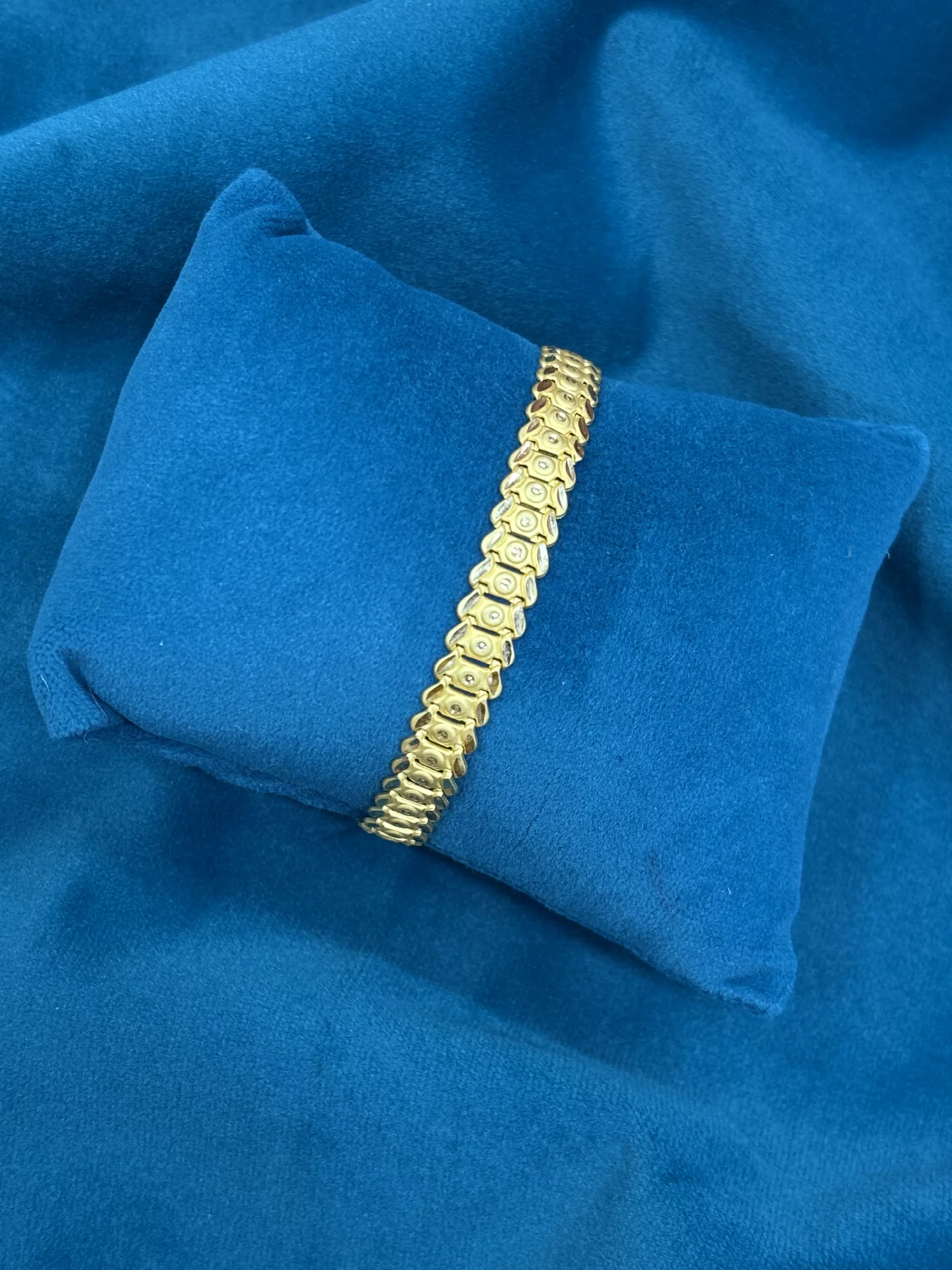 Gold Gents Bracelets Amrutha Jewellers 23-11-7, Nageswara Rao Pantulu Rd, Satyaranayana Puram, Vijayawada, Andhra Pradesh 520011, India