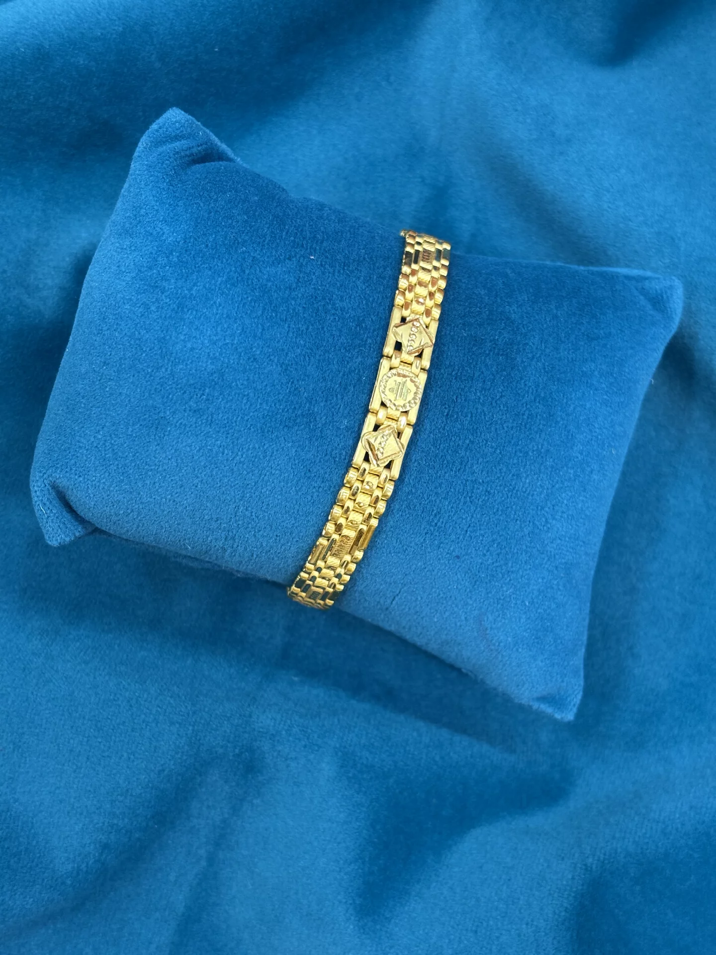 Gold Gents Bracelets Amrutha Jewellers 23-11-7, Nageswara Rao Pantulu Rd, Satyaranayana Puram, Vijayawada, Andhra Pradesh 520011, India
