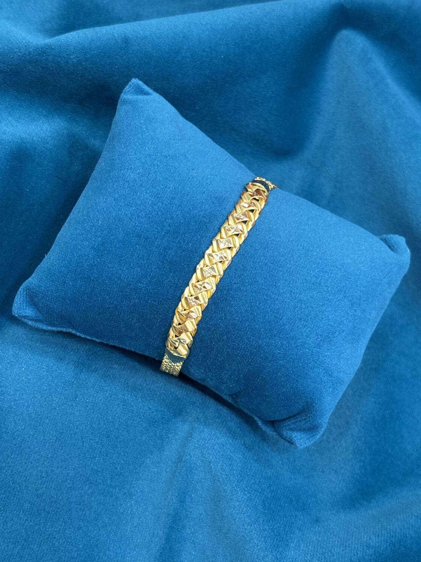 Gold Gents Bracelets Amrutha Jewellers 23-11-7, Nageswara Rao Pantulu Rd, Satyaranayana Puram, Vijayawada, Andhra Pradesh 520011, India