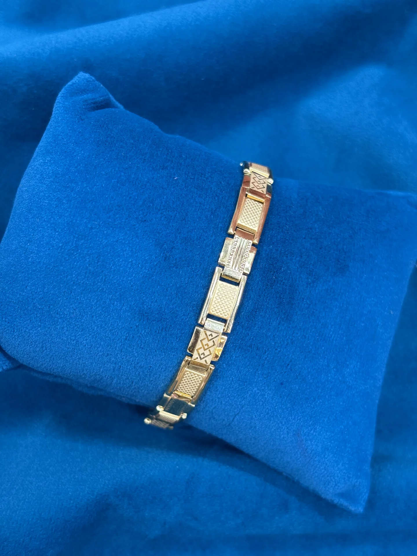 Gold Gents Bracelets Amrutha Jewellers 23-11-7, Nageswara Rao Pantulu Rd, Satyaranayana Puram, Vijayawada, Andhra Pradesh 520011, India