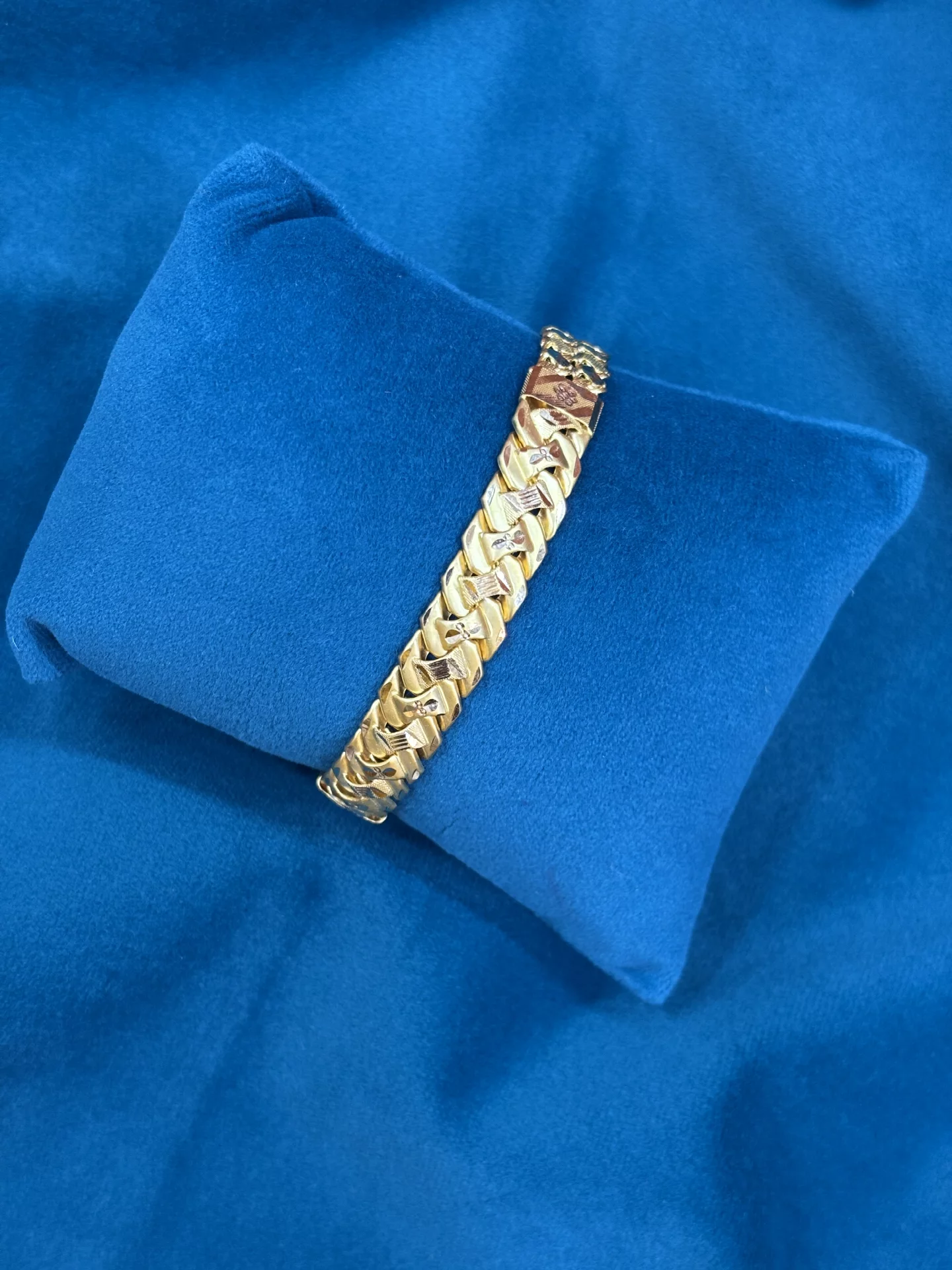 Gold Gents Bracelets Amrutha Jewellers 23-11-7, Nageswara Rao Pantulu Rd, Satyaranayana Puram, Vijayawada, Andhra Pradesh 520011, India