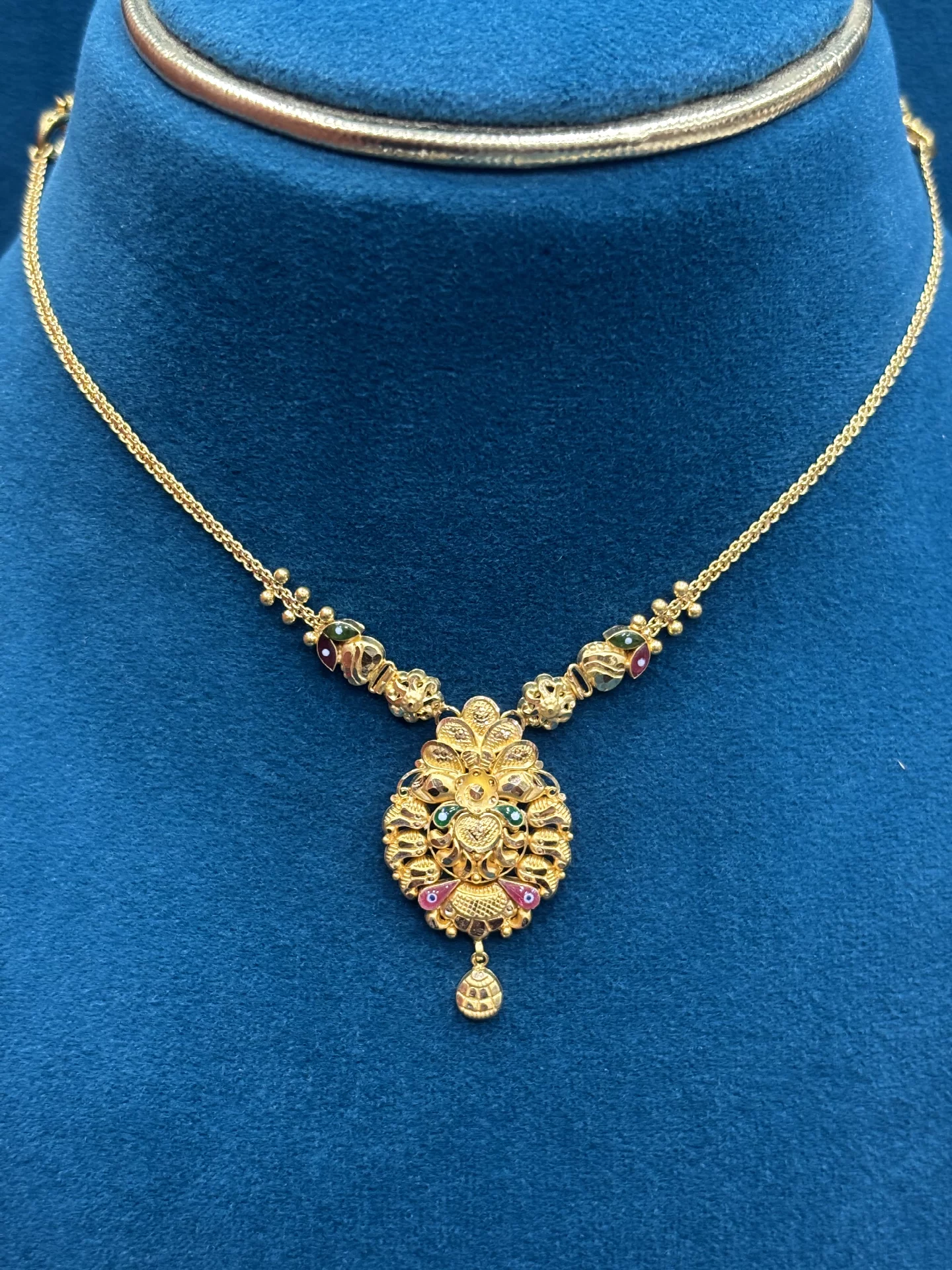 Gold Lightweight Necklace Amrutha Jewellers 23-11-7, Nageswara Rao Pantulu Rd, Satyaranayana Puram, Vijayawada, Andhra Pradesh 520011, India