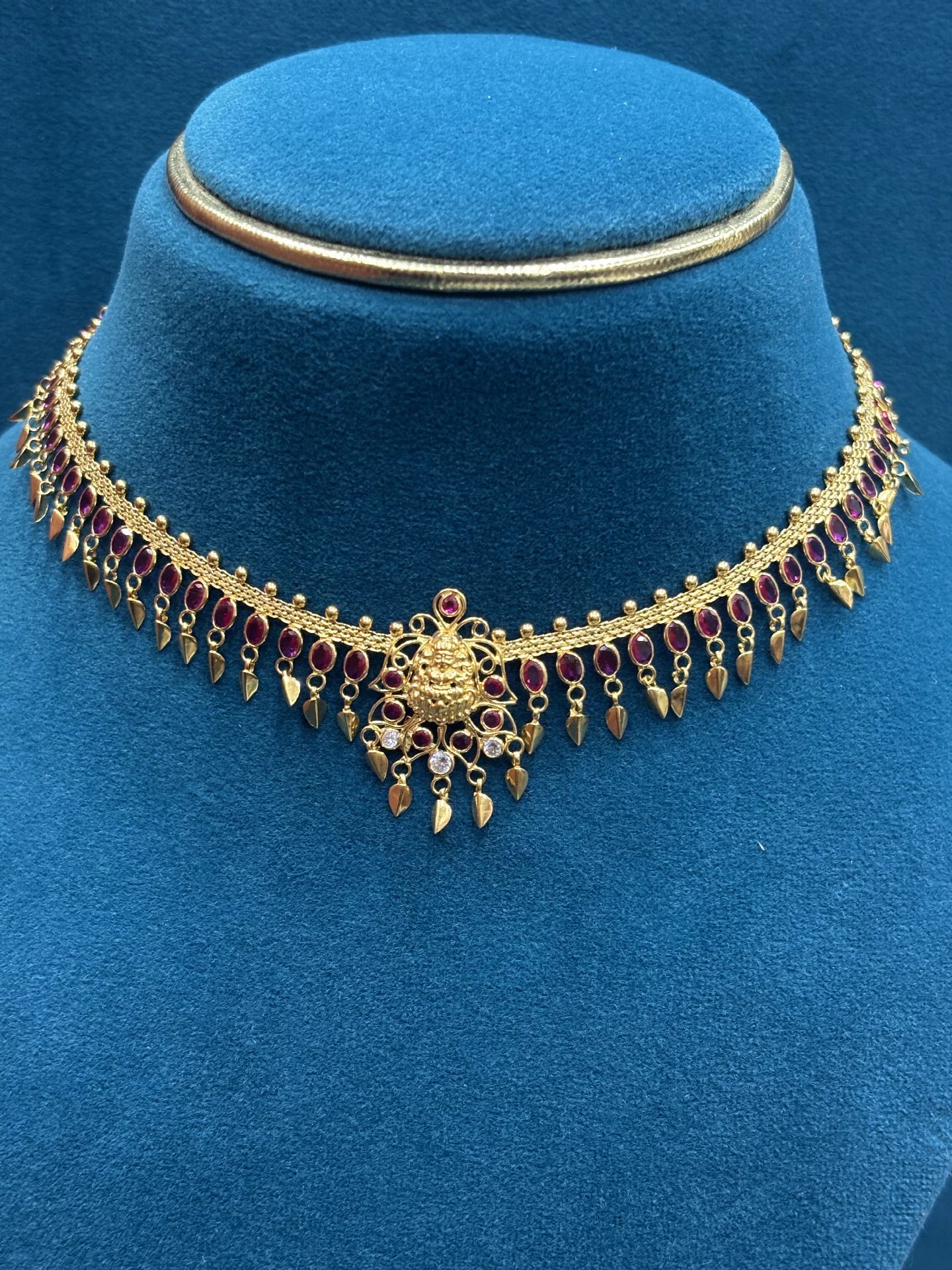 Gold Lakshmi Devi stone Necklace Amrutha Jewellers 23-11-7, Nageswara Rao Pantulu Rd, Satyaranayana Puram, Vijayawada, Andhra Pradesh 520011, India