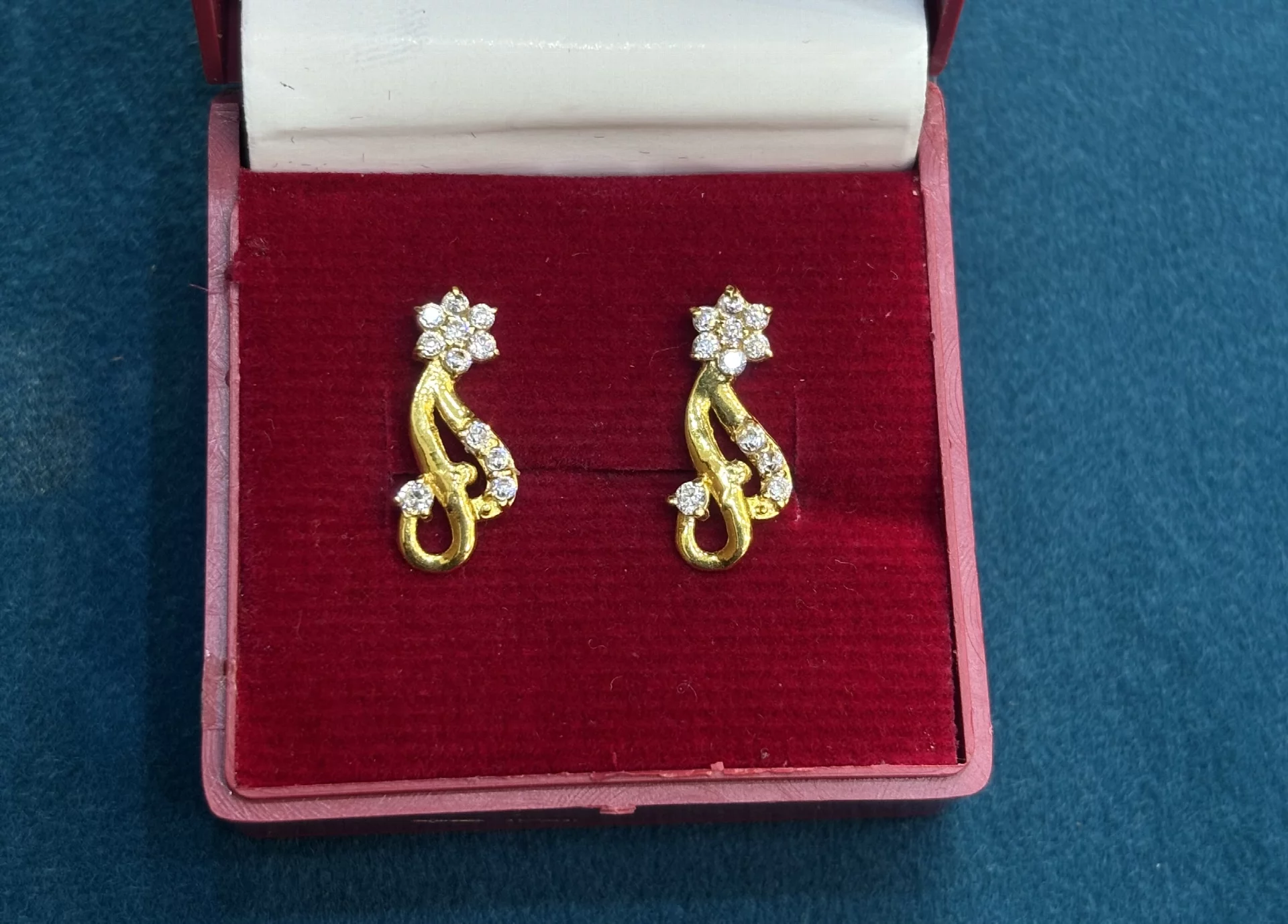 Unique Studs Amrutha Jewellers 23-11-7, Nageswara Rao Pantulu Rd, Satyaranayana Puram, Vijayawada, Andhra Pradesh 520011, India