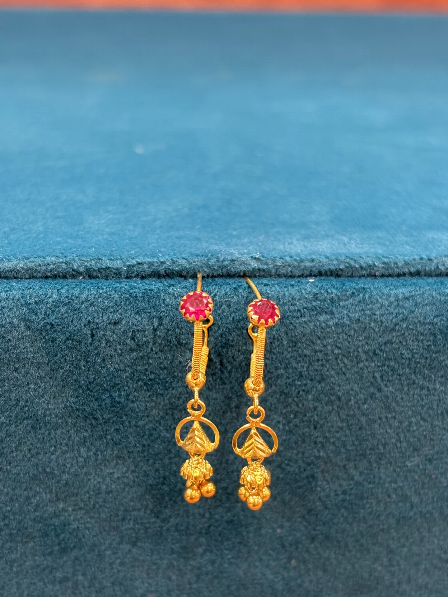 Gold Kuttu Kadalu, Red Stone with Spiral and Leaf Drop (1.06 g)