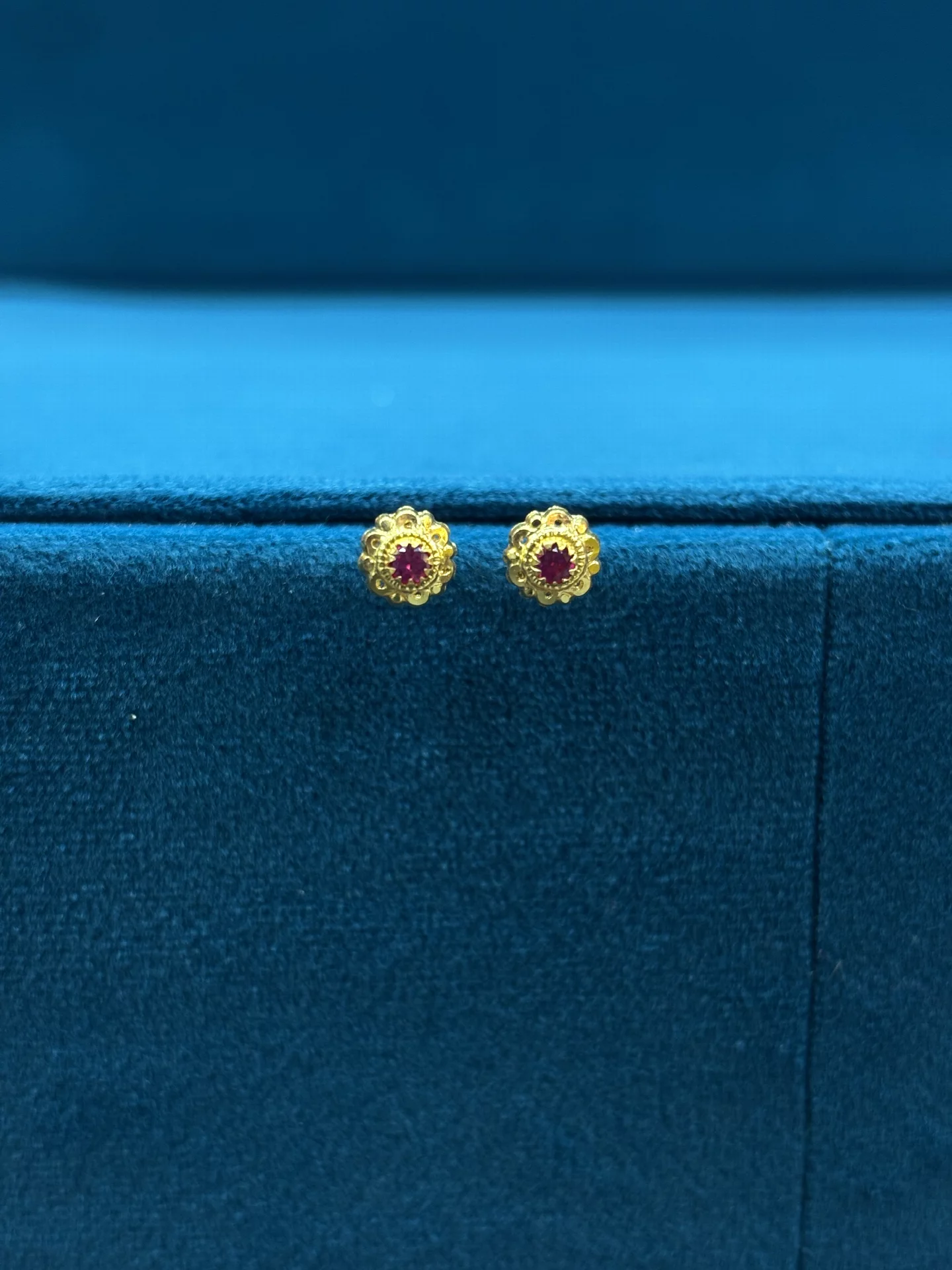 Gold Kuttu Kadalu, Red Stone Round Stud (0.53 g)