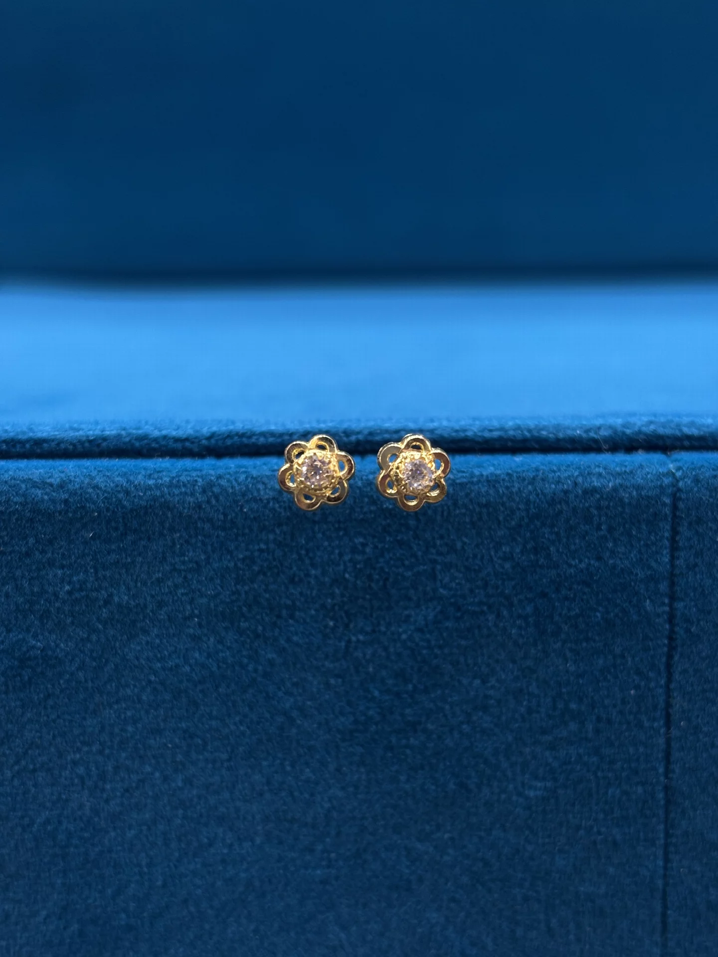 Gold Kuttu Kadalu, White Stone Flower Stud (0.59 g)