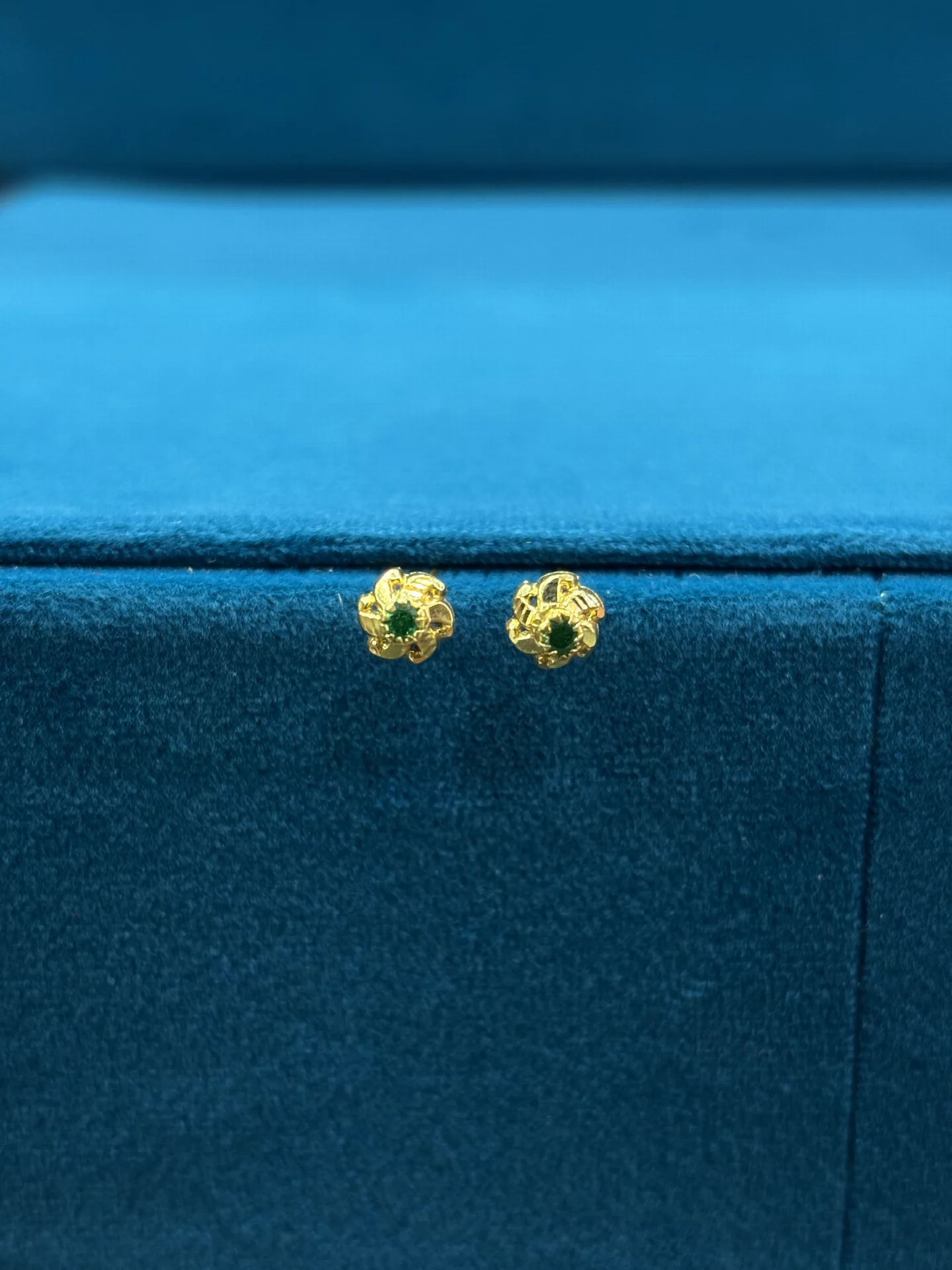 Gold Kuttu Kadalu, Green Stone Flower Stud (0.52 g)