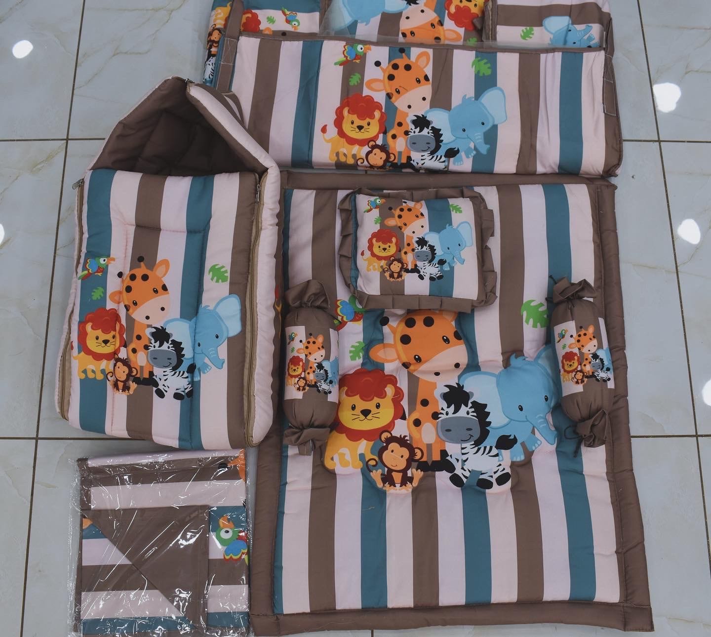 4-Piece Newborn Sleeping Set with Animal Print-https://i-media.vyaparify.com/vcards/products/34805/WhatsApp-Image-2024-03-22-at-15.54.31-(2).jpeg Image