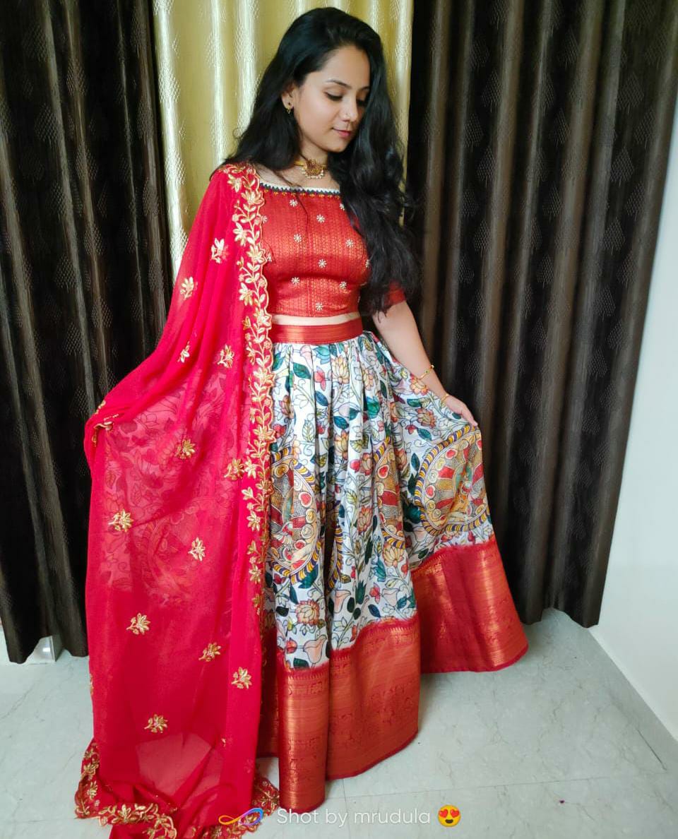 Banarasi Lehengas with Kalamkari print-https://i-media.vyaparify.com/vcards/products/37794/WhatsApp-Image-2024-04-17-at-12.40.17.jpeg Image