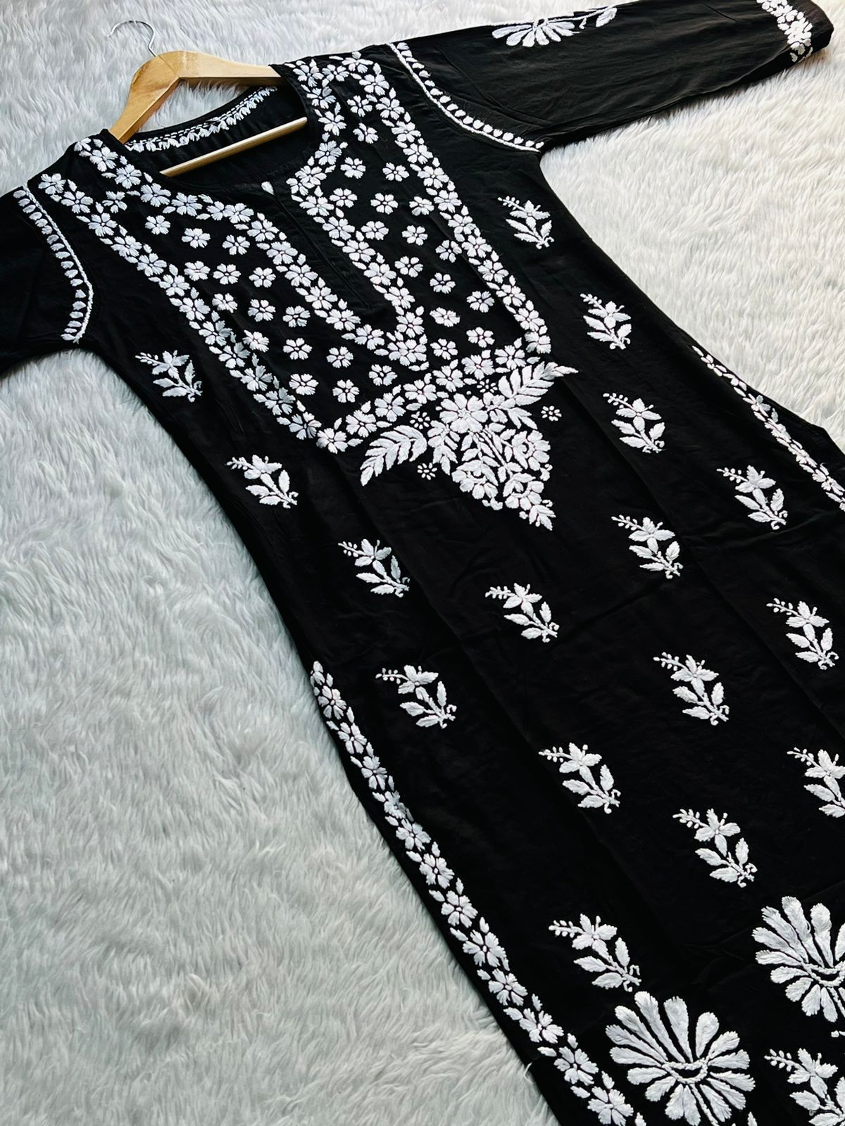 Modal chikankari Kurti-https://i-media.vyaparify.com/vcards/products/37870/WhatsApp-Image-2024-04-18-at-08.29.20.jpeg Image