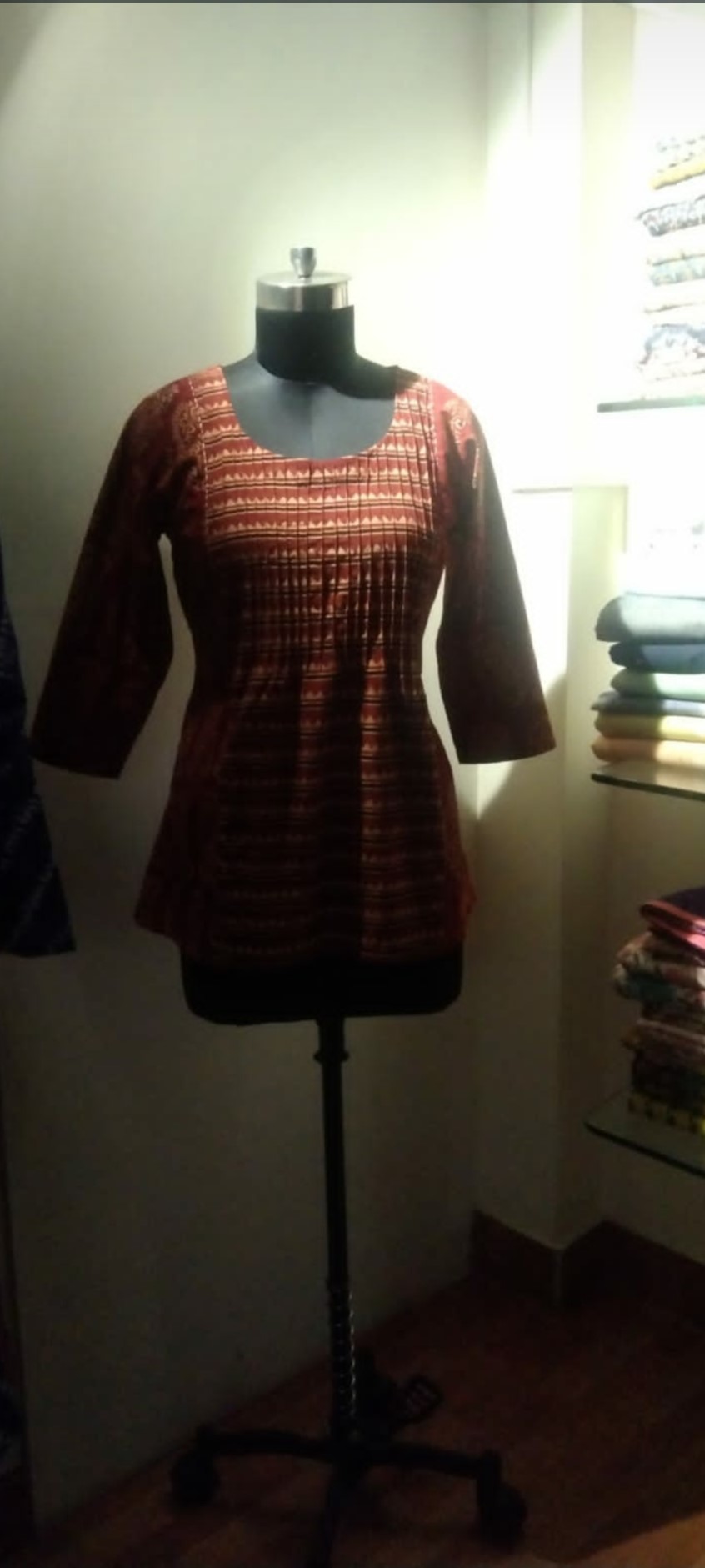 Short Kurtis by Vastra Utsav-https://i-media.vyaparify.com/vcards/products/39007/Short-Kurti.jpg Image