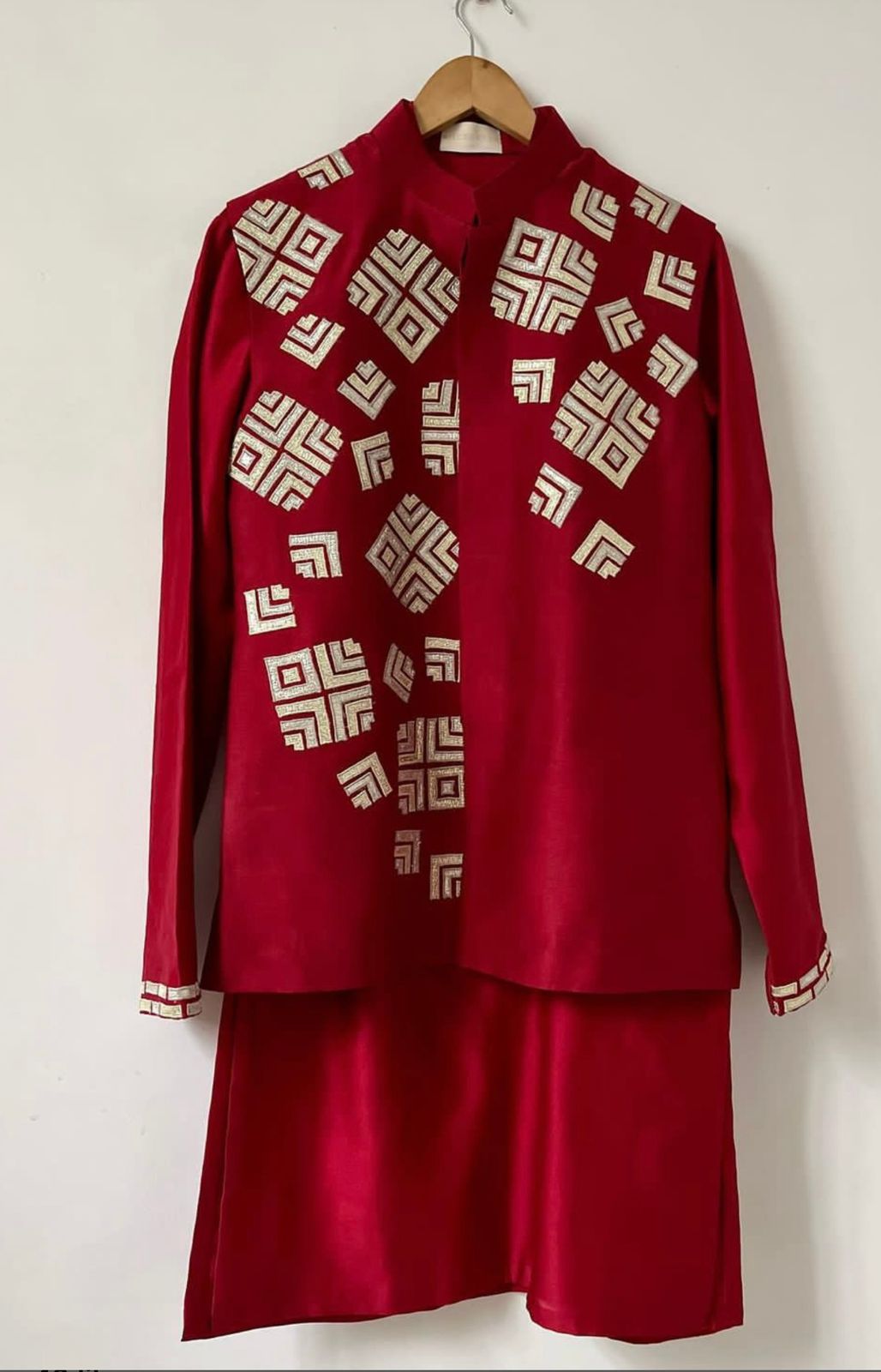 Red Elegance-https://i-media.vyaparify.com/vcards/products/39828/WhatsApp-Image-2024-04-26-at-5.28.15-PM.jpeg Image