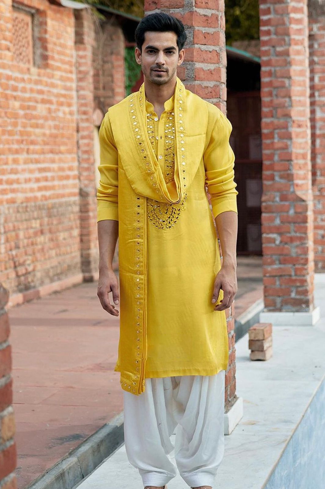 Sunny Mirror Ensemble-https://i-media.vyaparify.com/vcards/products/39839/WhatsApp-Image-2024-04-26-at-5.47.16-PM.jpeg Image