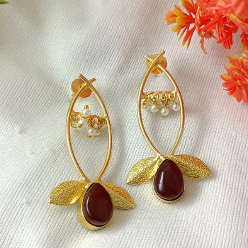 Elegant brass earring with red stone-https://i-media.vyaparify.com/vcards/products/48213/product_1718685061.png Image