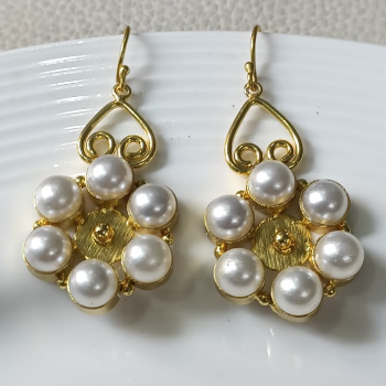 Hanging Brass Pearl Earring-https://i-media.vyaparify.com/vcards/products/48364/product_1718727313.png Image