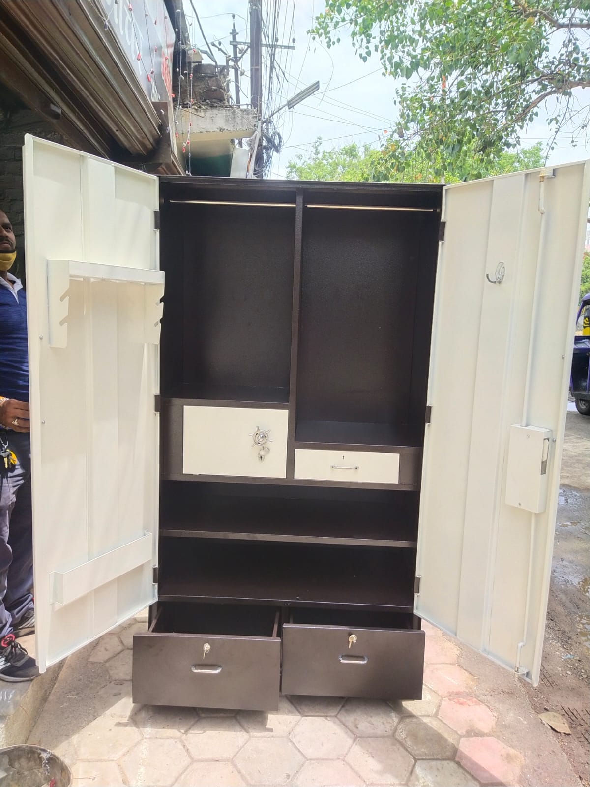 Wardrobe-https://i-media.vyaparify.com/vcards/products/4944/206.jpg Image