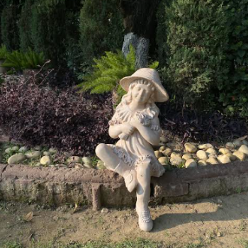 Floral Hat Girl-https://i-media.vyaparify.com/vcards/products/54850/product_1721472499.png Image