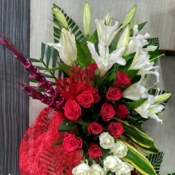 Lilies and roses table arranfement-https://i-media.vyaparify.com/vcards/products/58630/product_1723181251.png Image