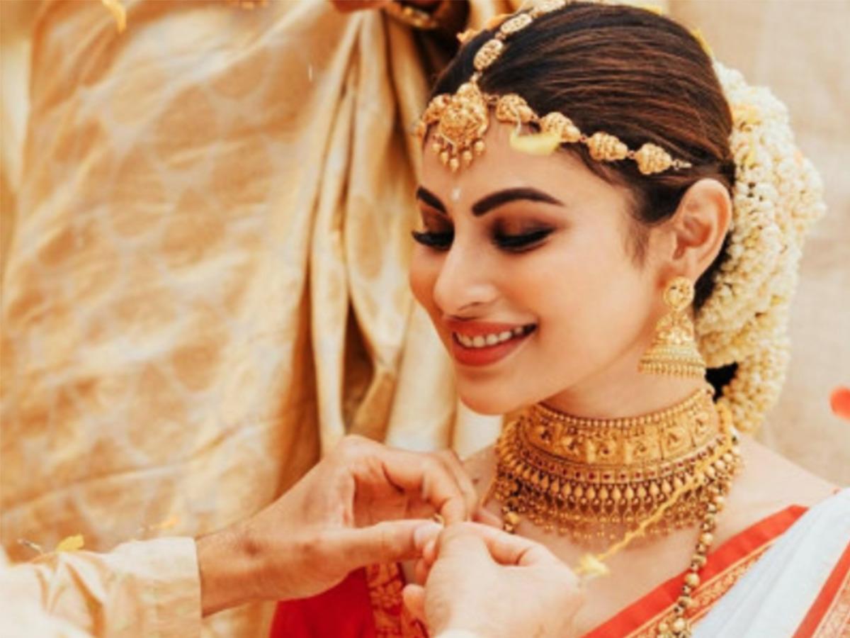 Bridal Makeup-https://i-media.vyaparify.com/vcards/products/6190/Z13.jpg Image