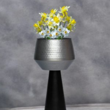 Balcony Metal Pots 03-https://i-media.vyaparify.com/vcards/products/62493/product_1725529243.png Image