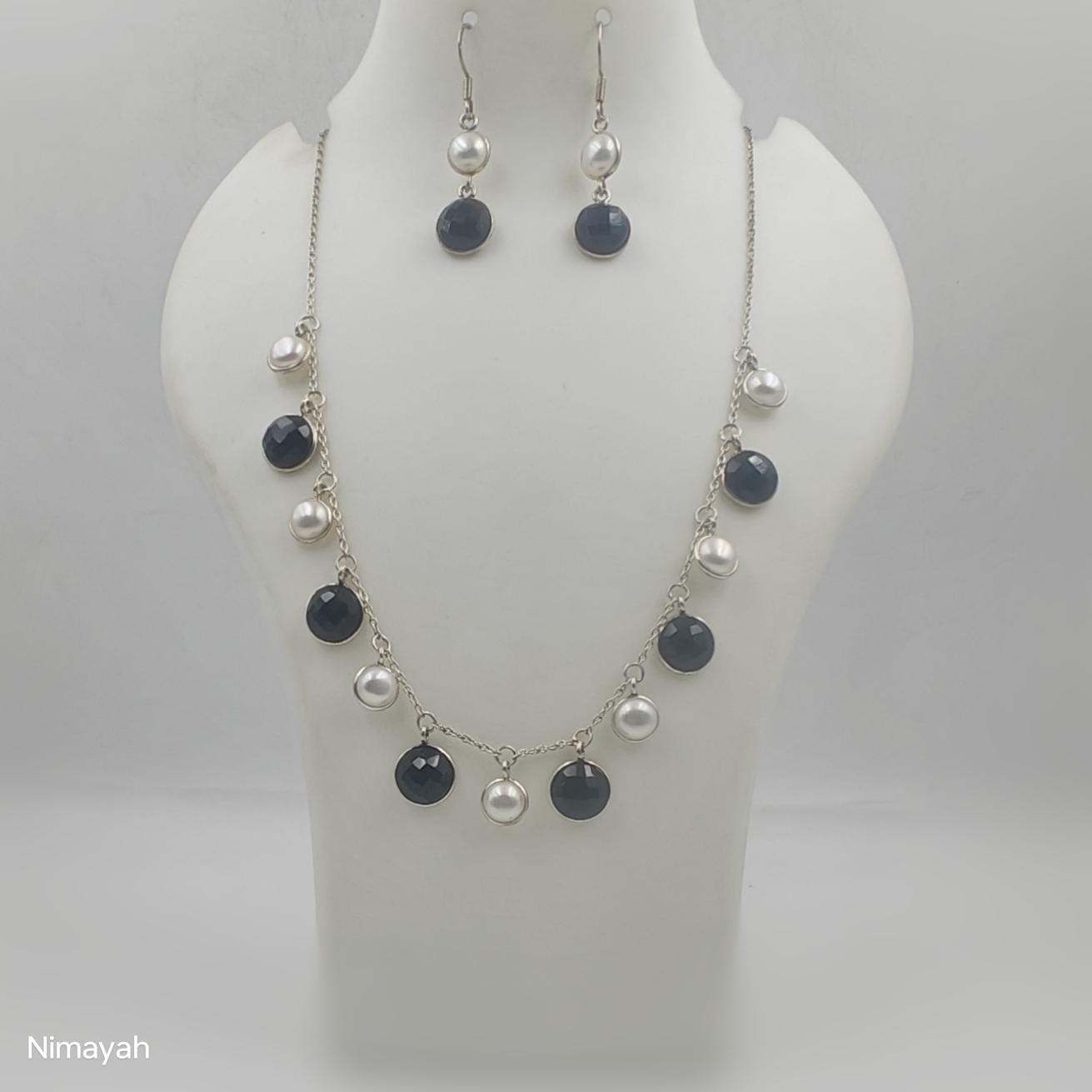 Black & White Necklace-https://i-media.vyaparify.com/vcards/products/75588/1000155722.jpg Image