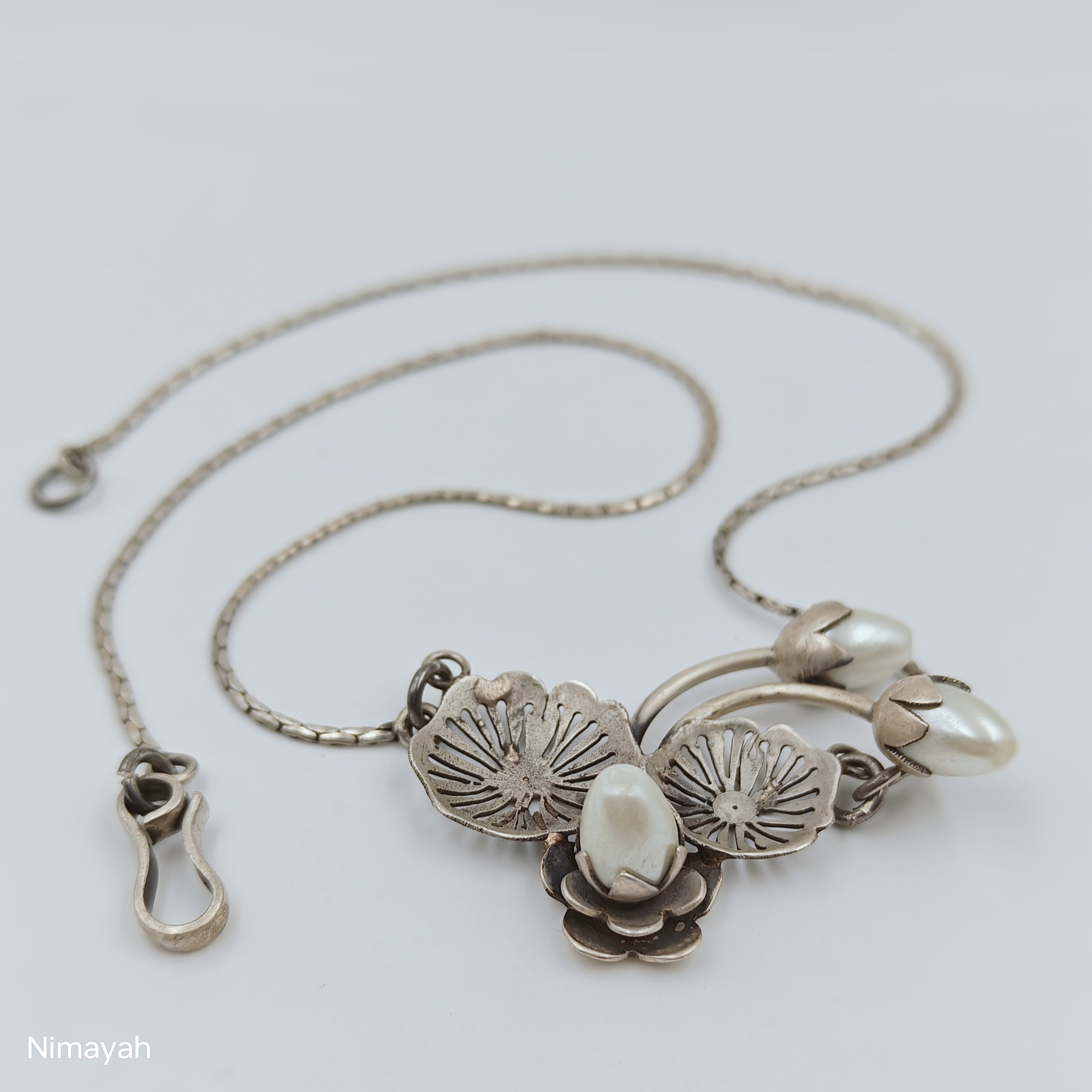 White Bud Necklace-https://i-media.vyaparify.com/vcards/products/75594/1000155234.jpg Image
