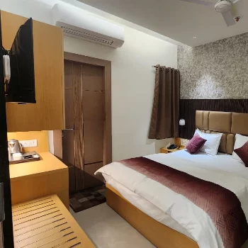 DELUXE QUEEN ROOM in Varanasi — SOMNATH PALACE SOMNATH PALACE D54/16-L Somnath Puram Colony,Jaddumandi, Aurangabad Rd, Kamlapati Tripathi Nagar Colony, Luxa, Varanasi, Uttar Pradesh 221010, India