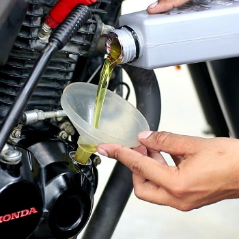 Engine Oil Change Aapno Garage Opp. Vaman Fashion, Near Amardeep Colony, Madhuban Colony, Rahatani, Pune, Pimpri-Chinchwad, Maharashtra 411017